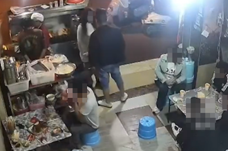 喝醉騷擾19歲長腿妹 霸氣陸闆娘「挺身抱摔酒客」！畫面曝光