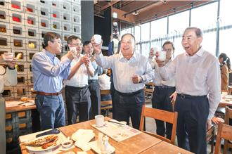 巡迴醫療服務年邁榮民眷  李棟樑犒慰三總松山分院人員