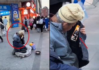 陸大爺街邊乞討竟手機藏衣偷滑「抖音」 網友：職業操守呢？