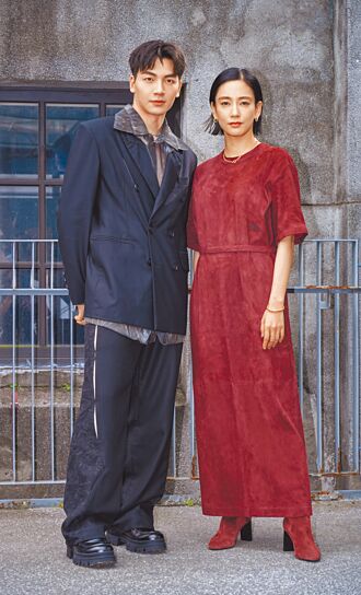 水川麻美笑张洛偍 对视时羞红脸