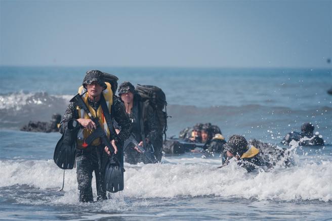 　学员实施「武装泅渡」训练，强化战技。（记者陈怡璇摄）