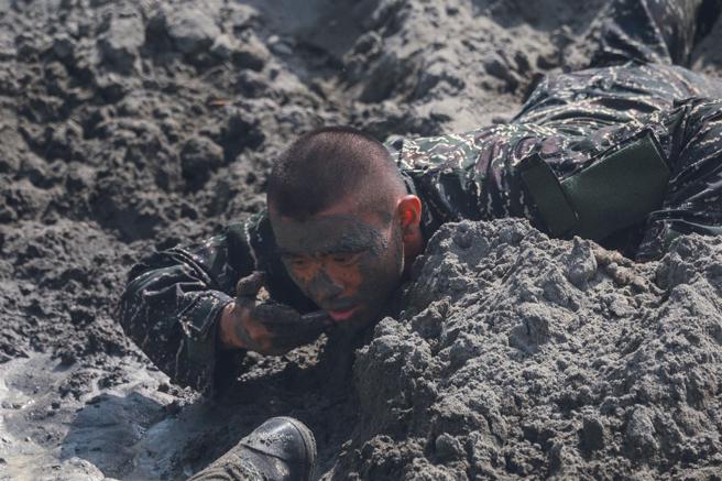  学员现地取材进行偽装，展现「无条件服从」精神。（记者陈怡璇摄）