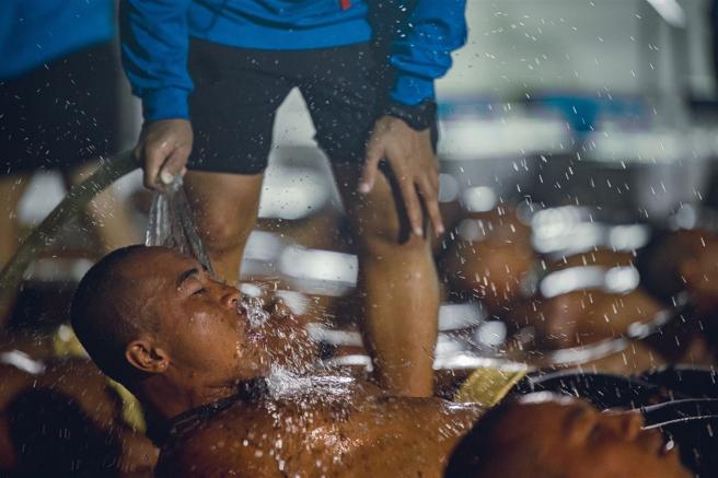  「水中求救生」助教泼洒冰水协助学员提振精神。（记者陈怡璇摄）