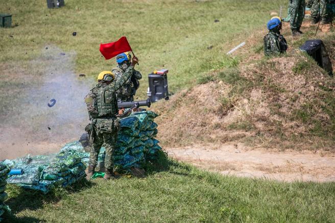  陆军步兵109旅步1营昨日基地训练中，义务役役男在教官的协助下，实施红隼火箭弹实弹射击，展现平日训练成效。（记者林睿奕摄）