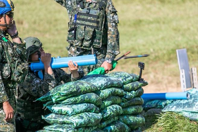 官兵实施反装甲武器射击训练，厚植守备部队作战效能。（记者林睿奕摄）