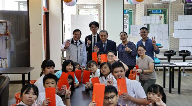 军友社荣誉理事长暨怀恩社福基金会董事长李栋梁，前往臺北地区特殊教育学校关怀学童，同时慰问教职员辛劳，表达社会各界对特殊教育的重视。（记者谢承宏摄）
