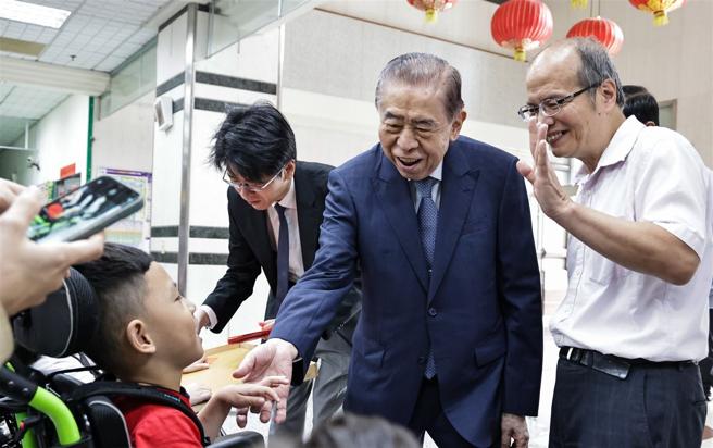 李栋梁亲切与学童寒暄互动，将满满的关怀与鼓励带给学童，建立正向人生观。（记者谢承宏摄）