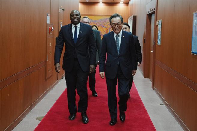  拉米（左）21日与南韩外长赵兑烈发表联合声明，谴责北韩与俄国军事合作严重威胁全球安全秩序。
（取自拉米「X」帐号）