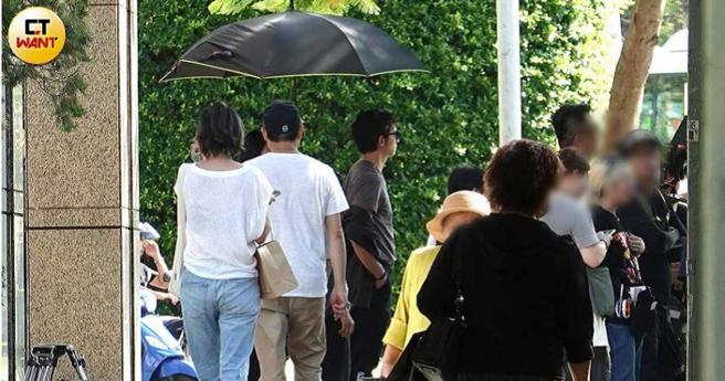 等待拍戏的温升豪难耐高温，把原本套在外面的长袖衬衫脱去一半。（图／本刊摄影组）