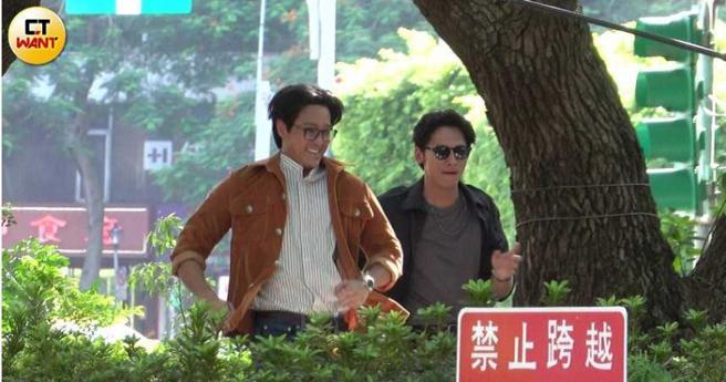 温升豪跟男演员陈邦鋆在分隔岛的行道树下上演你追我跑的戏码。（图／本刊摄影组）