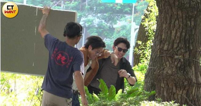 温升豪跟陈邦鋆两人虽然热到不行，但面对镜头仍表情满分卖力做出推挤动作。（图／本刊摄影组）