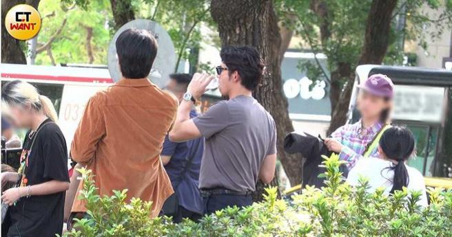 中间短暂休息，温升豪又立刻脱外衣猛灌水降温。（图／本刊摄影组）