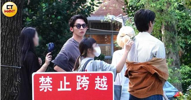 休息空檔助理帮温升豪吹风降温。（图／本刊摄影组）