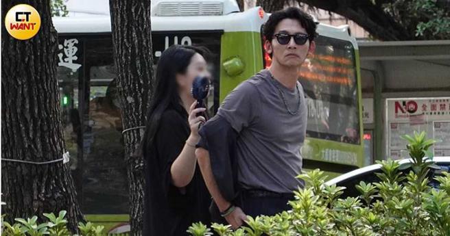 即便是自己的作品，温升豪在太太阳下拍摄耐不住高温炎热，嘴角不自觉向下。（图／本刊摄影组）