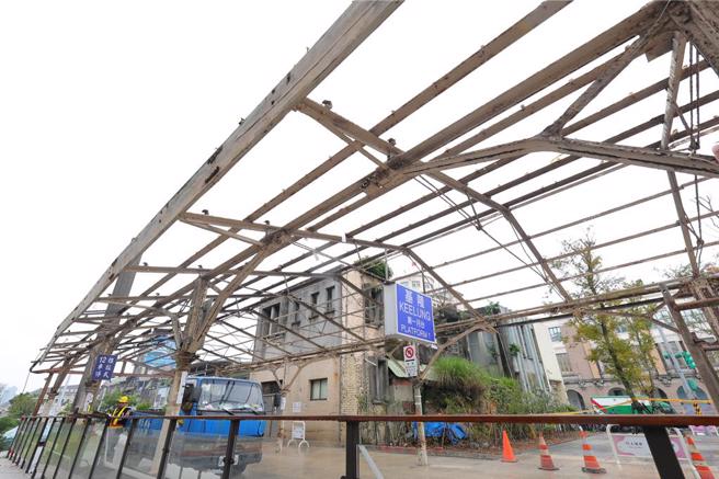 这座雕花棚架，是台湾目前少数完整保留的台铁月台结构。（基隆市政府提供）