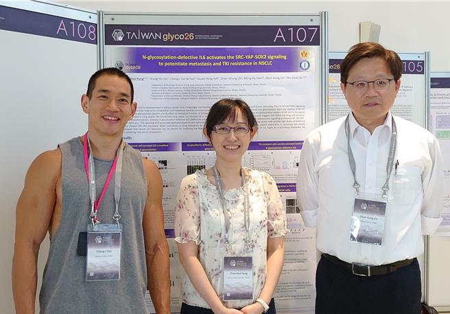 成大教授蘇五洲癌症研究團隊發表最新成果受到全球矚目，圖為團隊中的洪君樺博士（中）與中研院林俊宏研究員（右）、姚正誼博士。（成大提供／曹婷婷台南傳真）