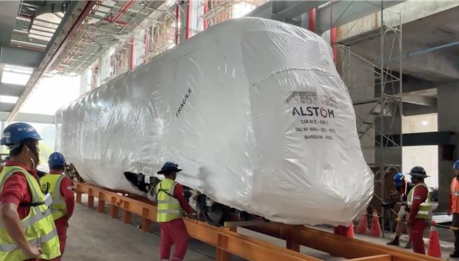 萬大線首列電聯車「朝氣蓬勃」運抵金城機廠。（台北市捷運局提供／劉彥宜台北報導）