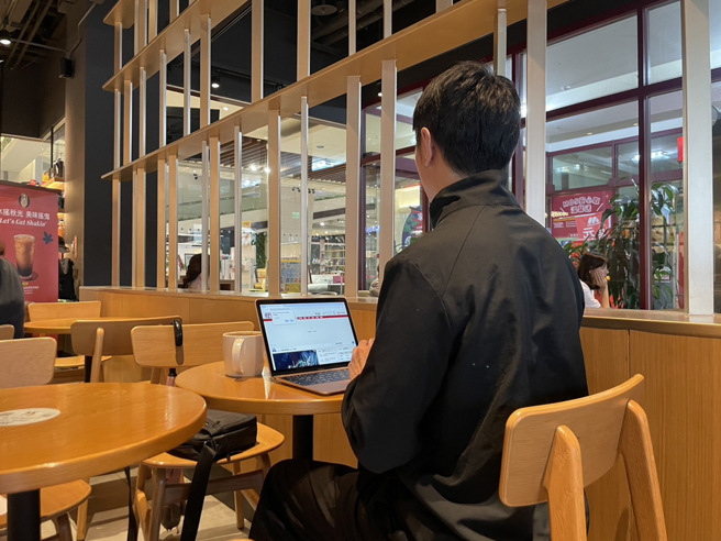 财经部落客「存股方程式」毕业自社会科学相关学系是妥妥的「文组人」，但专攻区域研究，因此对国际趋势、股市脉动也有相当高的敏锐度。（记者李澍摄）