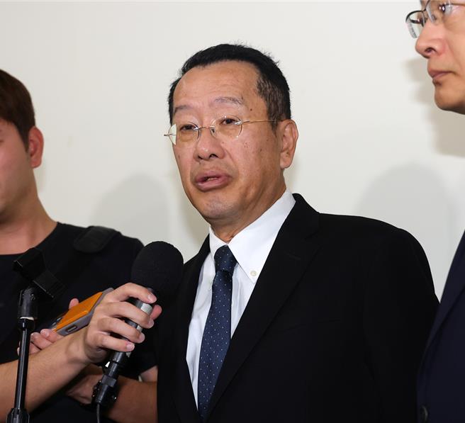 立法院外交及國防委員會23日邀請國防部長顧立雄（見圖）等報告「針對解放軍未來可能透過『灰色地帶戰術』和『蟒蛇戰略』對台灣封鎖之國安危機及如何確保關鍵物資自主、關鍵產業、基礎設施、能源自主、民生物資、糧食安全及醫療物資供應無虞之應處作為」，列席的顧立雄於會前受訪。（劉宗龍攝）