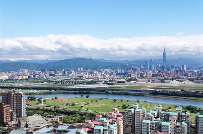 何世昌说，台湾民眾薪资所得成长牛步，才是买不起房子的主因。（资料照）