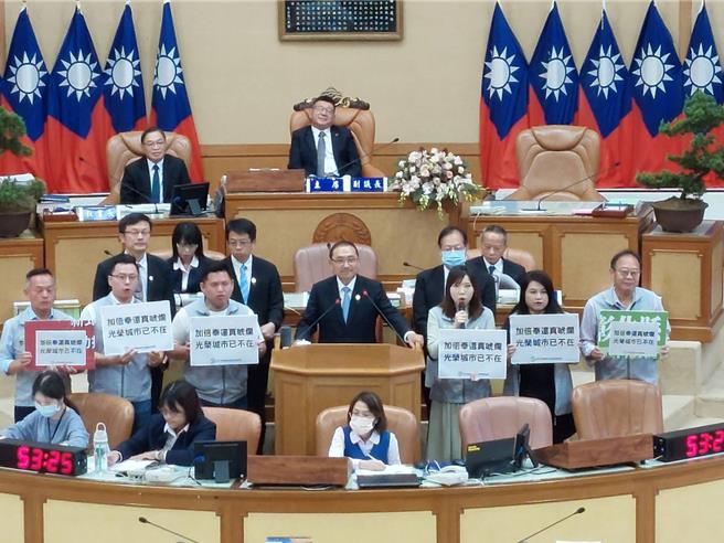 民进党团23日在议会指出《天下杂志》9月30日公布县市首长施政满意度排行，退步到19名，新北市长侯友宜被列在衝刺组，且各项指标新北都敬陪末座，高喊「加倍奉还真唬烂、光荣城市已不在」。（陈慰慈摄）