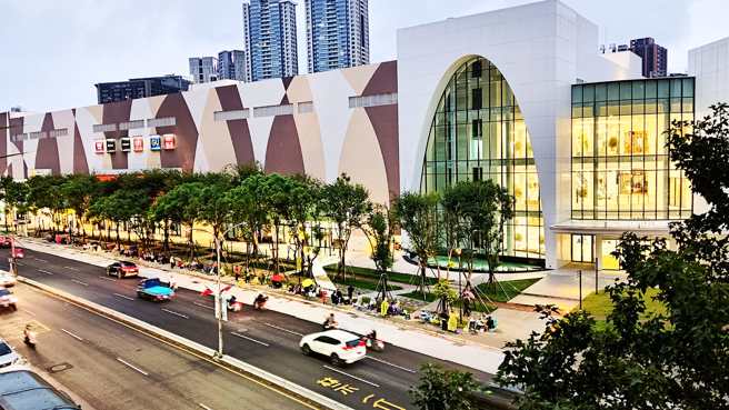 林口三井Outlet今试营运，但昨日早上开始有民眾在商场外的人行道排队。（图／翻摄自林口大家庭）