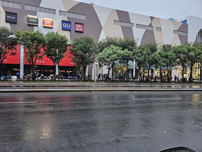 今早下雨，代排的阿公、阿嬷仍在现场排队。（图／翻摄自林口大家庭）