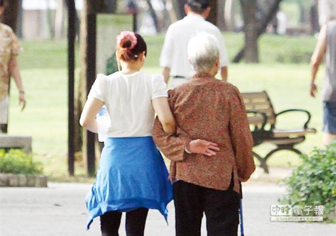 罹患多重慢性病及多科就診長者不斷增加，多重用藥問題日漸受重視。（本報資料照）