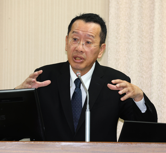 立法院外交及國防委員會23日邀請國防部長顧立雄（見圖）等報告「針對解放軍未來可能透過『灰色地帶戰術』和『蟒蛇戰略』對台灣封鎖之國安危機及如何確保關鍵物資自主、關鍵產業、基礎設施、能源自主、民生物資、糧食安全及醫療物資供應無虞之應處作為」，並備質詢。（劉宗龍攝）