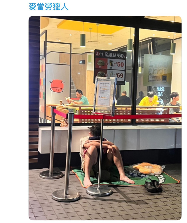 有民眾一早排队，甚至COS《猎人》经典姿势。（台湾麦当劳提供）