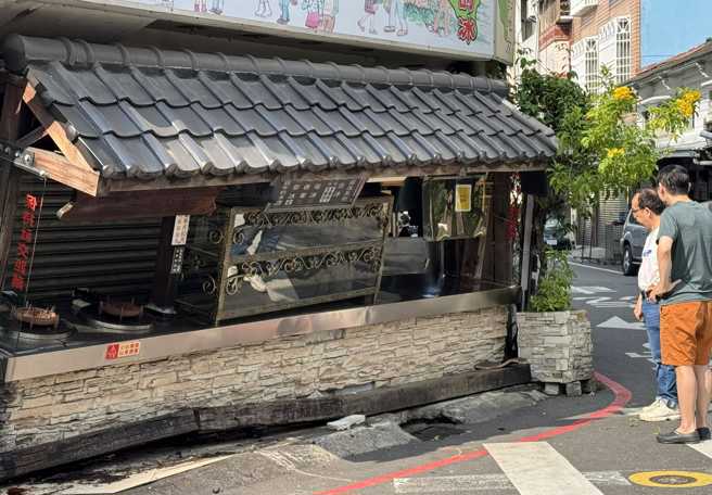 嘉义市在地名店、知名画家陈澄波故居「咱台湾人的冰」，日前遭路口一场车祸波及，店面被撞到严重倾斜。（翻摄咱台湾人的冰脸书粉专）