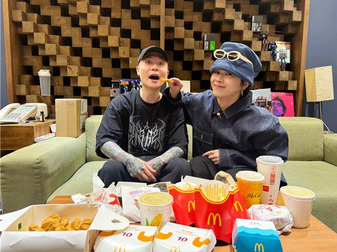 好友麋先生主唱圣皓（右）突击送美食庆功，萧秉治破戒大饱口福。（相信音乐提供）