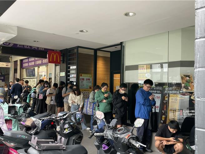 麥當勞今推出《HUNTER×HUNTER獵人》角色盲卡包，一早就吸引大批人潮排隊。（朱世凱攝）