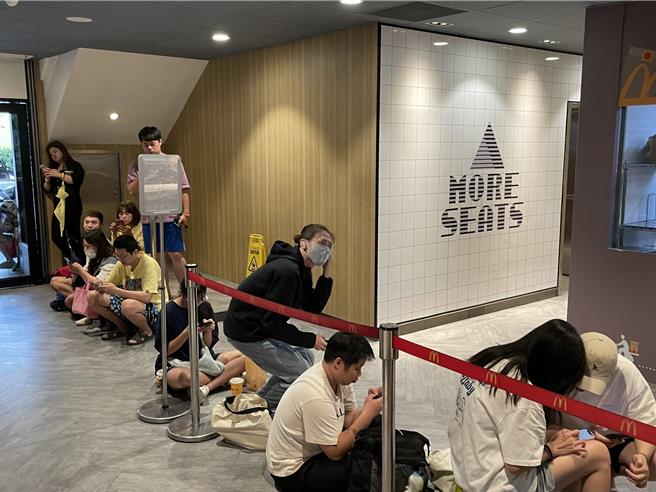 麥當勞「獵人盲卡包銷售專用櫃檯」前出現不少人想搶購。（朱世凱攝）