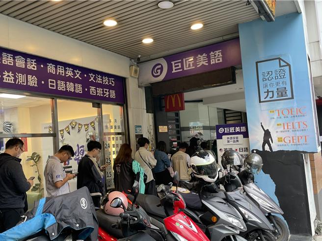 想買麥當勞獵人盲卡包的民眾從餐廳店內，直接排到店外，更擋住其他店家門口。（朱世凱攝）