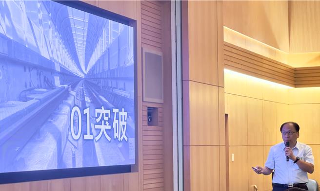 今市政会议由新北捷运局长李政安专题报告。（吕健豪摄）