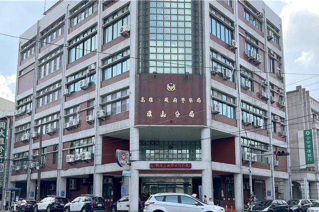 高雄黃姓男子因為對高雄市警察局旗山分局（見圖）旗尾派出所曾姓副所長不滿，竟然持菜刀兩把進入派出所，對曾男咆哮，他經勸阻不聽還持刀作勢要攻擊警員，被警方制伏。橋頭地院審理後，依妨害公務罪，處徒刑6月。（本報資料照片）