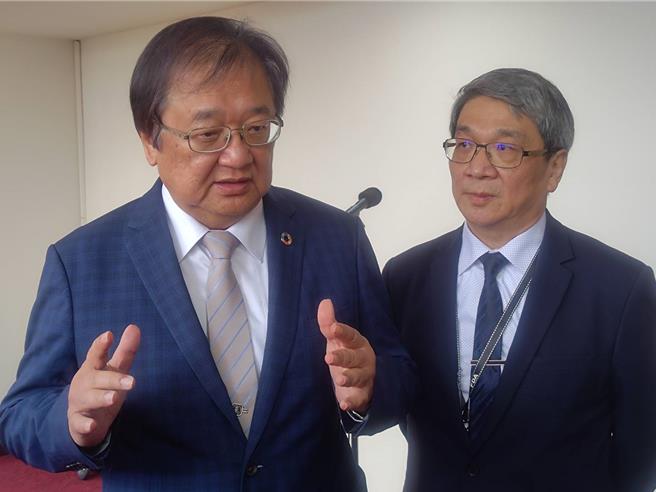 衛福部長邱泰源（左起）和食藥署長莊聲宏一同說明立委質疑食藥署人事案。（王家瑜攝）