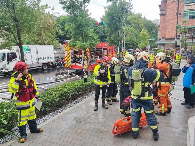 桃园市消防局第三大队23日于桃园芦竹一号社会住宅举办针对电动车火警的消防抢救演练。（大竹消防分队提供）