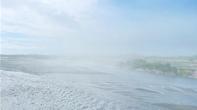 台東縣發生風飛砂現象，漫天細沙飛舞，形成一層薄薄的沙幕。（蕭嘉蕙攝）