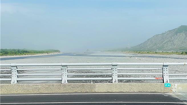 縮時攝影記錄下風飛砂侵襲畫面，強風伴隨沙塵迎面來襲。（蕭嘉蕙攝）