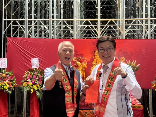 新北市三峡兴隆宫妈祖庙重建工程今（23）日举行上梁大典，新北市副市长刘和然与主委李源水。（柯毓庭摄）