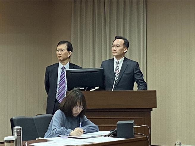 数位发展部部长黄彦男（左）与国防部次长杨基荣（右）赴立法院交通委员会，针对资料外泄后续改进做专案报告。（陈佑诚摄）