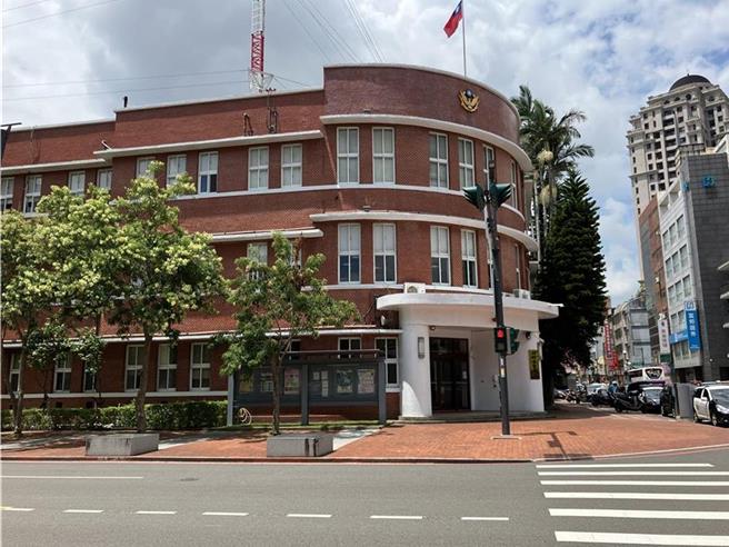 1名律师因遗失律师证，前往新竹市某派出所领取时，竟遭警员要求按指纹，她投书新竹市警局局长信箱，获回覆「本分局无相关规定，将持续加强员警教育」。（本报资料照片）