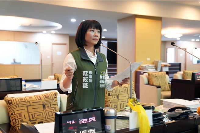 台南市议员蔡筱薇23日总质询时，建议市府争取未来的运动部落脚台南，可结合亚太棒球村或曾文市政愿景园区，全面活化台南运动产业发展。（蔡筱薇提供／洪荣志台南传真）