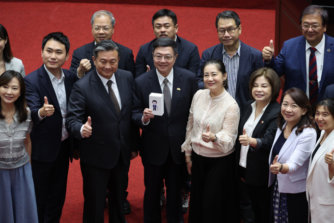 立法院22日施政總質詢結束後，行政院長卓榮泰（中）拿著立委送的紀念品在議場內合影留念；圖中位於卓右方為吳思瑤。（資料照／姚志平攝）