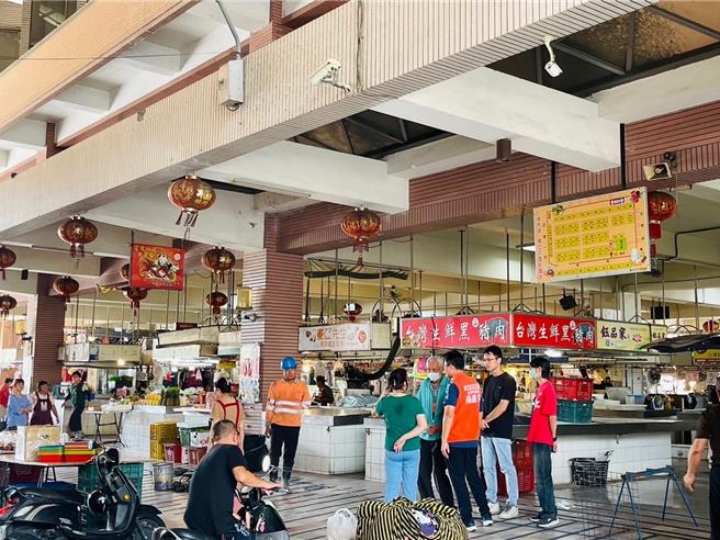 仁德公有零售市场因建筑物已不符现行耐震能力需施作耐震补强，原订9月20日施作，遇摊商抗议，协调沟通1个多，今天正式启动工程，将赶在农历年前完工。(陈皇宇提供／曹婷婷台南传真)