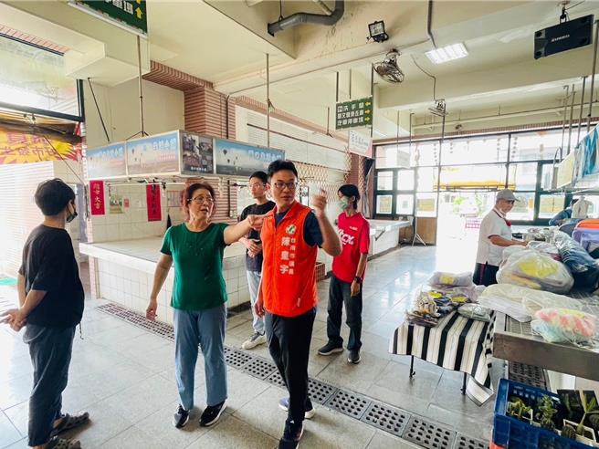 仁德公有零售市场因建筑物已不符现行耐震能力需施作耐震补强，原订9月20日施作，遇摊商抗议，协调沟通1个多，今天正式启动工程，将赶在农历年前完工。(陈皇宇提供／曹婷婷台南传真)