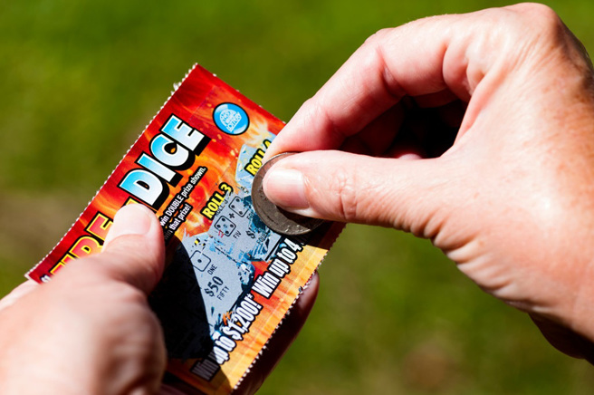 美国一名男子休假时被叫去加班，上班途中在加油站顺手买了刮刮乐，未料竟中了100万美元（约新台币3206万）大奖。（示意图：Shutterstock／达志）