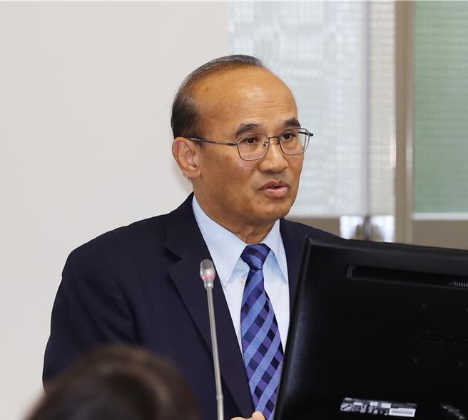 立委關心排碳大戶台電、中油被開徵碳費，轉嫁調漲油電費，經濟部次長連錦漳今同意，由兩家公司自行吸收，不應該漲價。（劉宗龍攝）